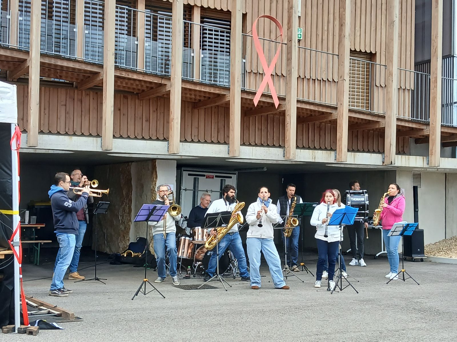 La fanfare devant l'Ecolte Technique du Bois